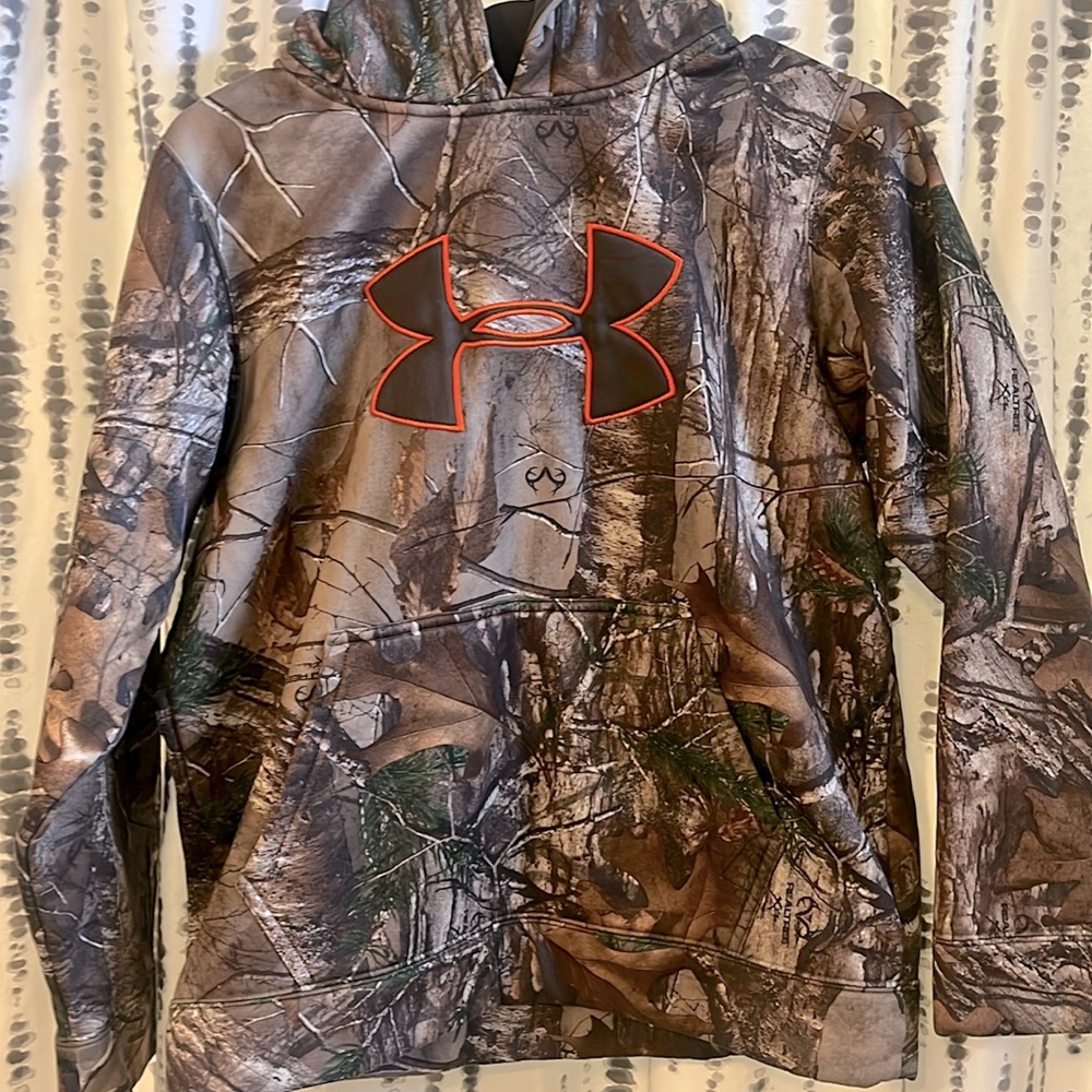Women’s Large Under Armour hooded Camo sweater